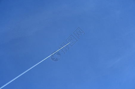 飞飞机在蓝天升空背景图片