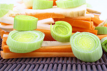 准备喝汤的蔬菜都泡了盘子绿色饮食橙子午餐白色胡椒黄瓜营养芹菜图片