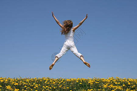 女孩飞在一个有趣的跳跃 达迪利翁田地上图片