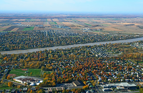 河流附近城镇的空中观察图片