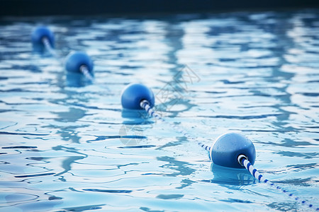 游泳池中的蓝水浮标安全水池细绳背景图片