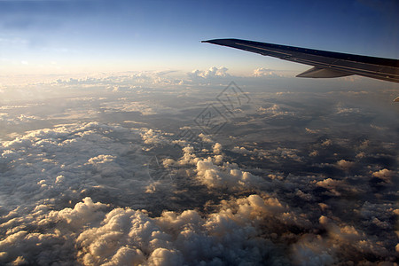 云层之上飞机航天水平旅行蓝色地球航班高度天线航空公司图片