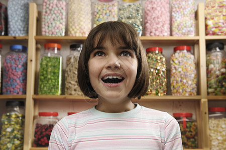 儿童在糖果店敬畏选择童年孩子们微笑乐趣罐子情感少年集装箱图片