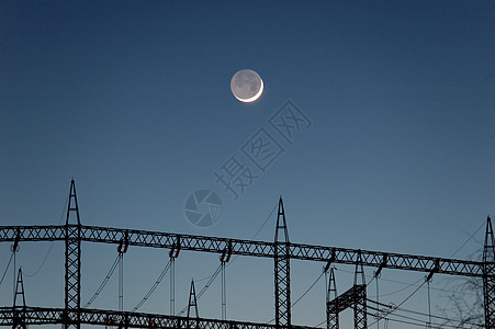 月亮在权力马斯特斯之上新月力量桅杆金属施工天空图片