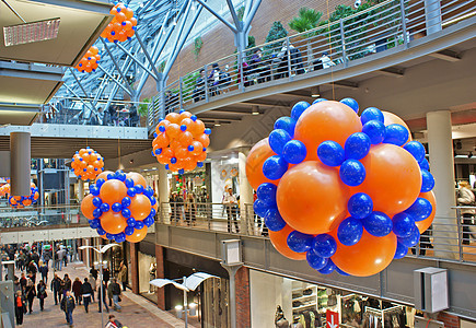 装饰气球人群销售胡同商业人士商品展示经济学顾客照明图片