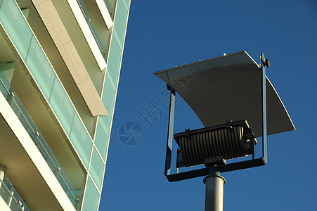 现代街灯和摩天大楼角泊灯泡照明灯带灯光力量灯柱图片