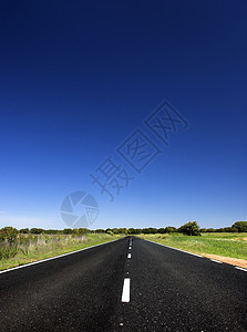 通往无处可去的道路场地土地蓝色风景天堂速度绿色场景国家乡村图片