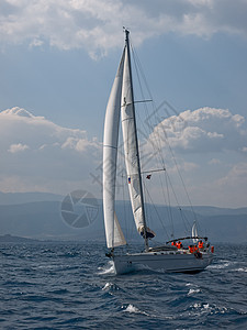 重加爱好地平线帆船蓝色热情竞赛运动运输码头导航图片