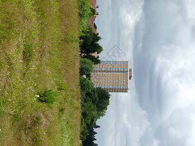 A 字段背景中的平面块块建筑场地天空绿地多云树木植物公寓建筑学绿色图片