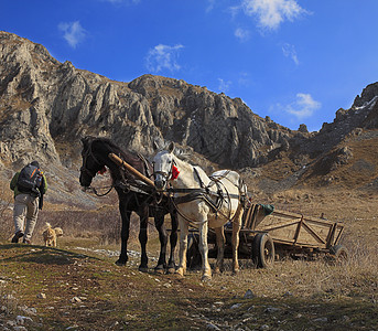 徒旅旅行山峰运输大车夫妻石头车皮远足者宽慰地形旅游图片