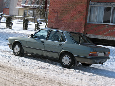 冬天的欧洲旧轿车背景图片