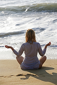 冥想海洋瑜伽女士海岸线压力精神金发女郎身体运动图片