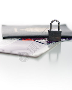 带挂锁旅行证件的旅行证件图片