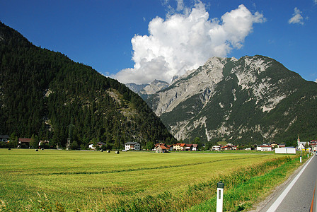 在有山峰的阿尔卑斯山的路地平线天空蓝色农村场地森林沥青树木路线交通图片