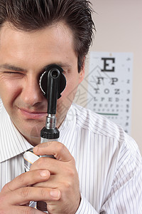 使用透光镜眼科医生男性工作男人卫生从业者快乐问题白内障验光保健图片