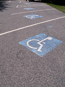 残疾人泊车位公园指导路面符号化残障轮椅援助身体安全沥青图片