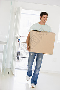 男人带着盒子 搬进新家 微笑着阶梯购买者房地产财产房子年轻人公寓搬运箱家具男性图片