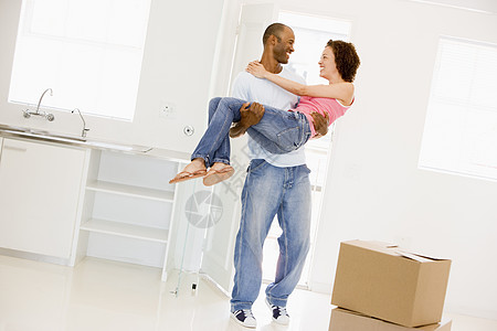 丈夫在新家带着妻子微笑公寓房地产盒子两个人房子搬运箱女士购买者抵押房间图片