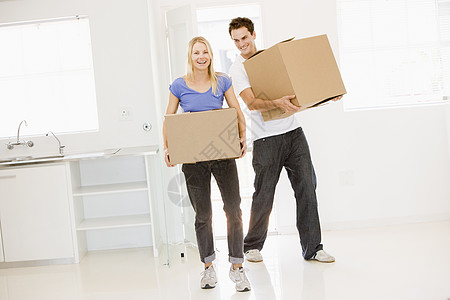 一对夫妇带着盒子搬进新家 微笑着女士公寓情感房子女性男人房间抵押丈夫购买者图片