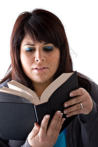 妇女阅读一本书故事震惊教育学者知识图书馆小说学习教科书商业图片