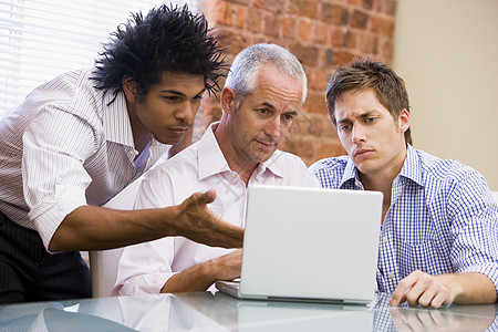三名手持笔记本电脑的现职商务人士休闲婴儿年轻人合作伙伴团队技术工人业务男人图片