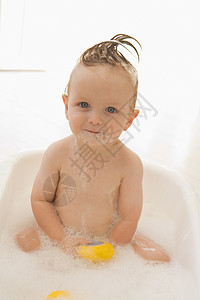 泡泡浴中的婴儿男性肥皂相机孩子微笑洗发水头发橡皮浴缸男生图片