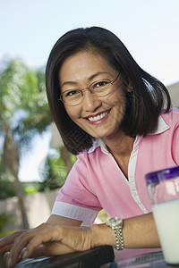 使用笔记本电脑的妇女障碍成年人通讯用户享受访问眼神女性技术计算机图片