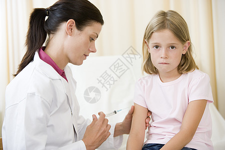 医生在考试室给年轻女孩注射针头疾病保健女士孩子医院外科大衣医师咨询接种图片