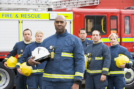 一辆消防车对一群消防员的肖像领导者同事消防队员水平消防情况好榜样指挥官服务男人图片