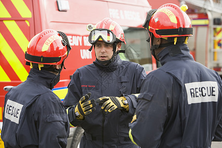 一名消防员向他的小组发出指示消防消防服风镜会议起重讨论服务领导者消防车设备背景图片