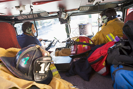 前往紧急状况的消防员人数英雄情况消防车好榜样水平消防头盔男人中年人消防队员图片