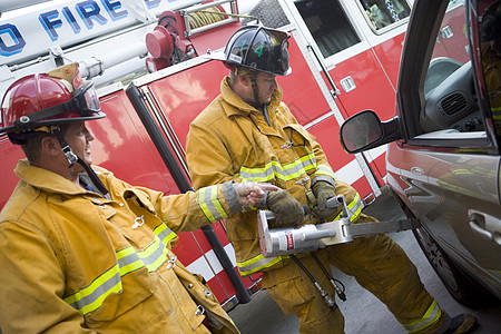 消防员为了帮助受伤者而开着一辆汽车交通紧迫感意外消防服事故车辆好榜样救援设备情况图片