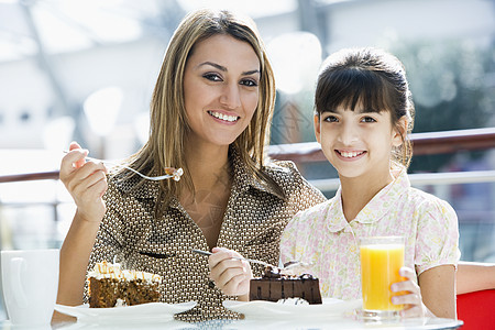 在餐馆的妈妈和女儿 一起吃甜甜点 微笑焦距情感人种食品果汁女性窗户家庭饮料女儿们图片