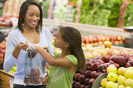 母亲和女儿在生产部门女孩孩子妈妈女性消费者购物微笑女士水果饮食图片