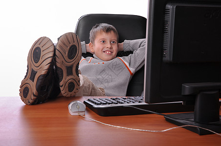 英俊的年轻男孩在办公室放松图片