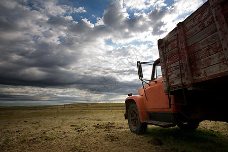旧农场古董卡车蓝色戏剧性国家乡村红色粮食运输天空图片