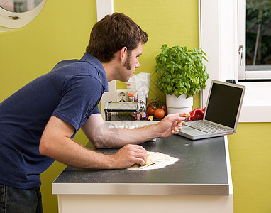 在线食谱食物爱好晚餐柜台烹饪美食男性笔记本男人电脑图片