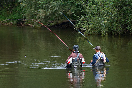 两名渔民追求男人铸件涉水爱好卷轴钓鱼运动员活动淡水图片