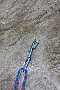 岩石上的攀爬装置运动悬崖硬件娱乐马具力量安全金属绳索登山图片