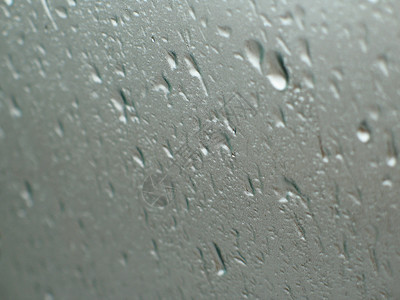 窗口中的雨滴水滴水分圆形圆圈蒸汽气泡玻璃窗户滴水波纹图片