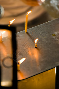 寺庙里的蜡烛火焰照明场景橙子设备宗教教会图片