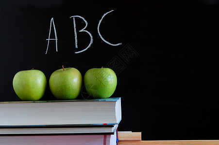 黑板和苹果研究意义木板绿色大学橡皮笔记写作孩子们家庭作业图片