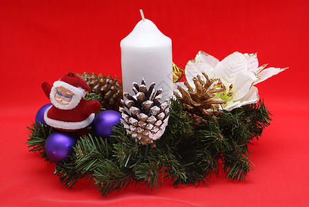 圣诞节花环白色季节玻璃球红色锥体蜡烛花圈松树明信片图片