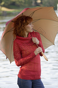 红色雨伞闲暇牛仔裤女士快乐公园女孩衣服树叶女性自由图片