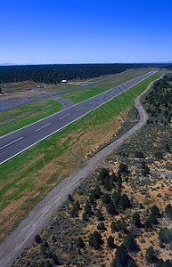 跑道飞机场街道喷射运输鸟类航空旅行飞机蓝色天空图片