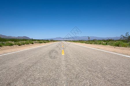 风景道路路线蓝色路面假期地平线小路国家驾驶山脉运动图片