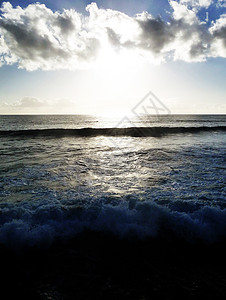 波浪日落日出热带天空海浪潮汐海洋海景光线液体地平线图片