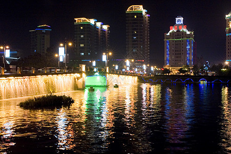 与Haohe河相伴的夜市风景景观反射建筑学亮度城市发光建筑图片