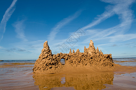沙滩沙沙城堡海岸线沙堡想像力支撑建筑据点蓝色冲浪旅行粮食图片