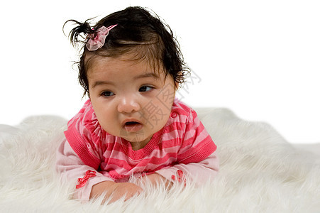 四个月大的婴儿躺在白地毯上说谎毯子新生青年孩子情感生活粉色尿布微笑图片
